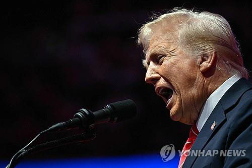 도널드 트럼프 미국 대통령 당선인이 취임 하루 전인 19일(현지시간) 워싱턴DC '캐피털 원 아레나'에서 열린 승리 축하 집회에서 발언하고 있다. 연합뉴스